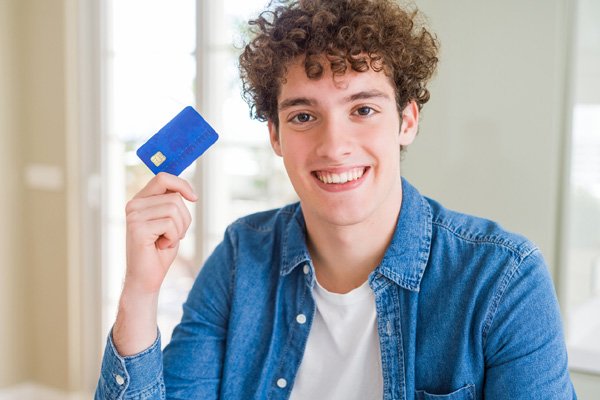 Carte bancaire pour ado et mineur : ce qu'il faut savoir